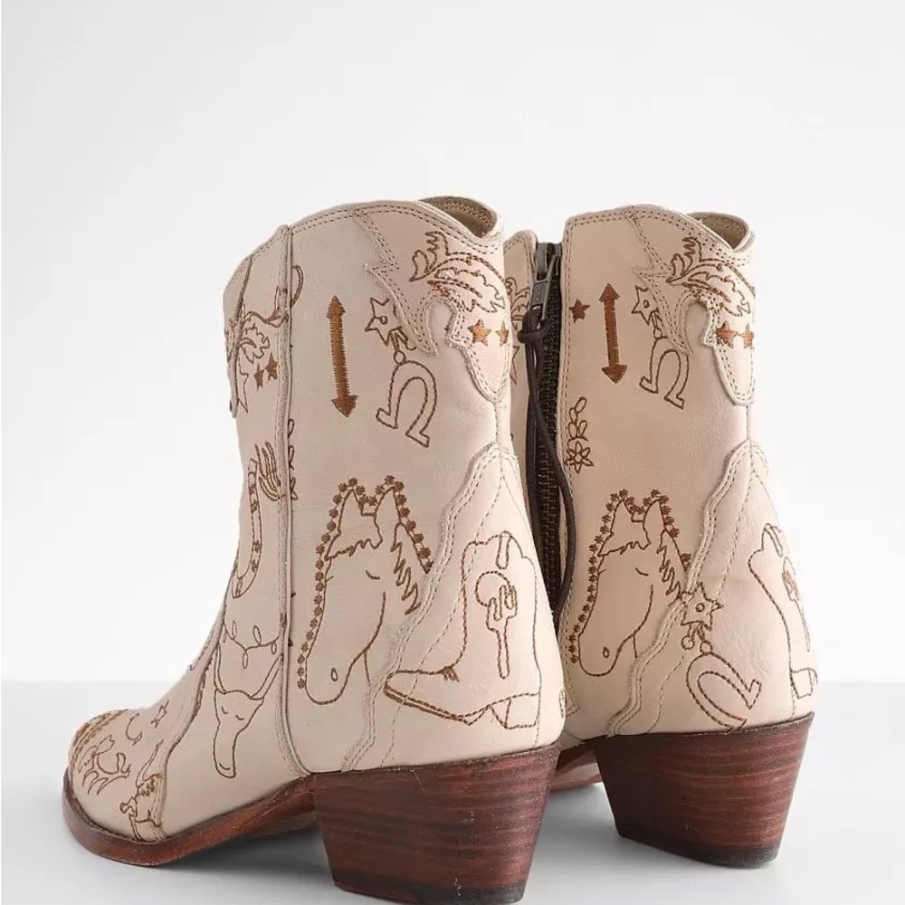 FP New Frontier Doodle Boot in Bone